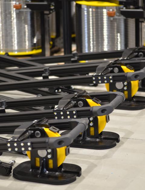 Baugruppenmontage Eine fertig montierte Baugruppe steht in mehrfacher Ausführung nebeneinander. Im Hintergrund sind weitere Baugruppen zu sehen.