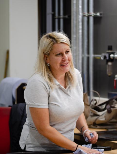 Unsere Mitarbeiterin hält Ihren Arbeitsplatz sauber und ordentlich.  Unsere Mitarbeiterin hält Ihren Arbeitsplatz sauber und ordentlich.