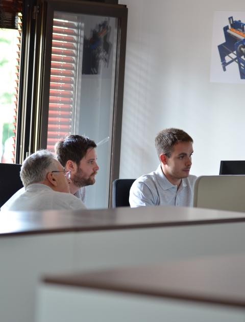 Gute Zusammenarbeit und voneinander lernen wird von diesen drei Kollegen gelebt. Sie sitzen gemeinsam vor einem PC und beraten sich über das anstehende Projekt.  Gute Zusammenarbeit und voneinander lernen wird von diesen drei Kollegen gelebt. Sie sitzen gemeinsam vor einem PC und beraten sich über das anstehende Projekt.